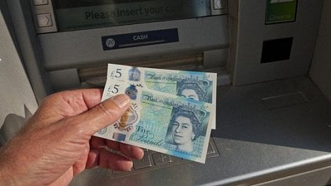 Náhledový obrázek - Chceš svou hotovost? Zaplať. V Británii mizí bezplatné bankomaty