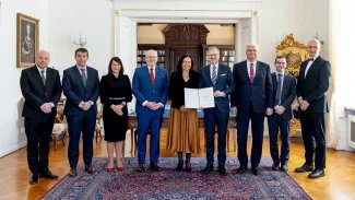 Renáta Kellnerová v dubnu 2023 při podpisu smlouvy o daru FN Motol