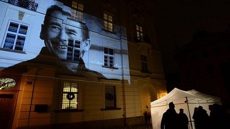 Náhledový obrázek - Praha 6 vybrala podobu Vaňkovy lavičky, odkazuje na Havla