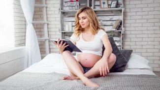 Těhotná žena čte knihu