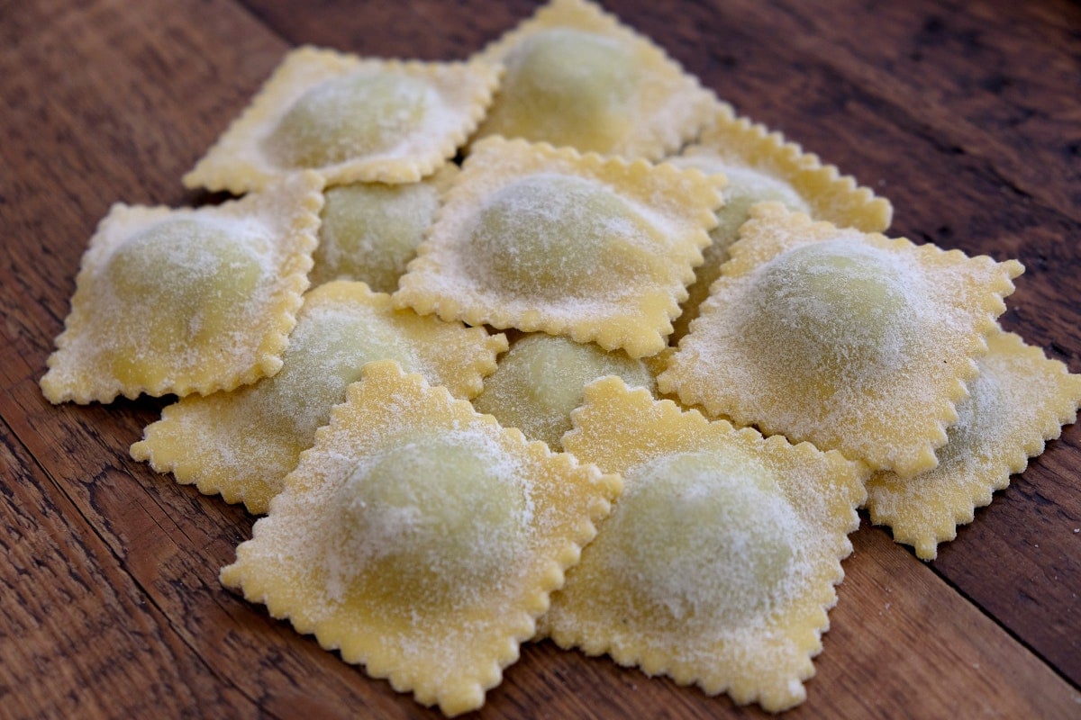 raviolli: těstovinové taštičky ve tvaru čtverečků, obyčejně s masovou náplní