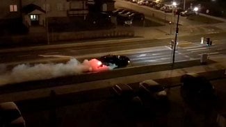 Náhledový obrázek - Ekologův koutek: Dodge Challenger Hellcat a burnout napříč všemi rychlostními stupni