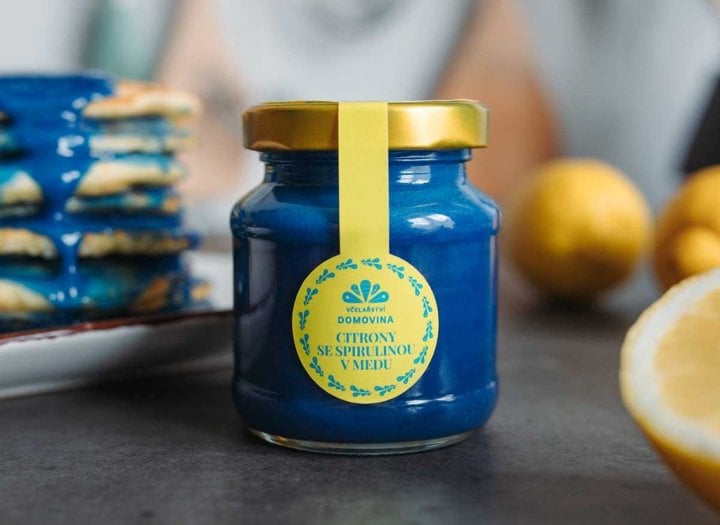 Med s citronem a spirulinou na lívancích