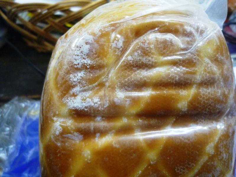 Salámový sýr uzený s plísní a zápachem po zkažení (prodejce HRUŠKA Ústí nad Orlicí)