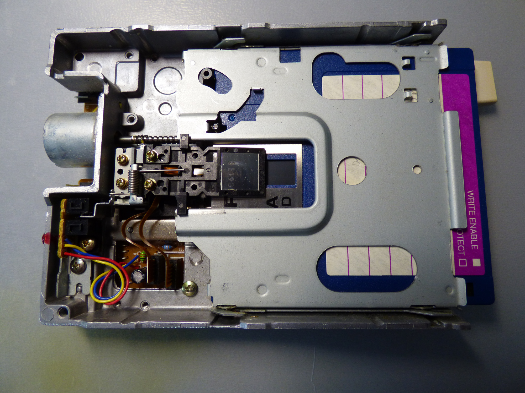 Mechanika s odstraněným vrchním plechovým krytem.