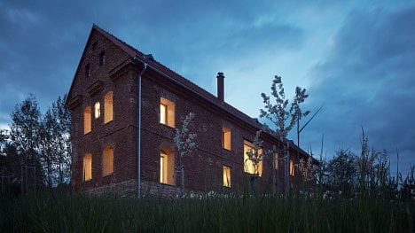 Náhledový obrázek - Luxusní dovolená v ruině. Architekti ze studia ORA přestavěli opuštěnou sýpku na rekreační bydlení