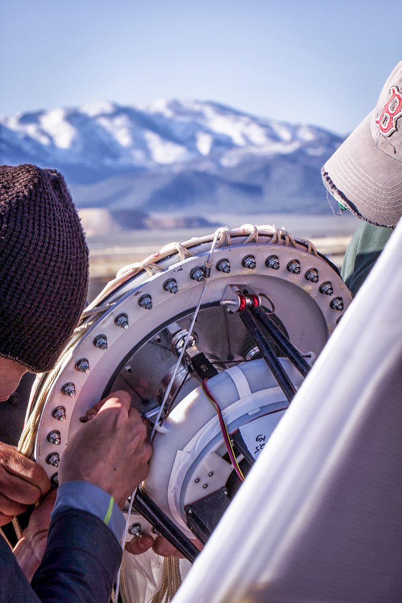 Pracovník Googlu instaluje systém pro řízení výšky letu.