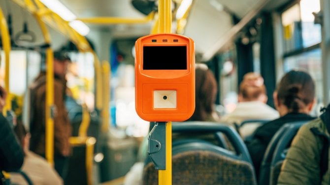 Novela zvedla limit pro pokutu za jízdu načerno na 2500 Kč. Která města toho využila