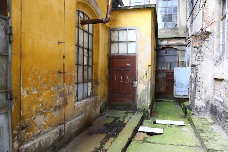 Kancelář firmy Offroadsafari vzniká v bývalém válečném krytu.