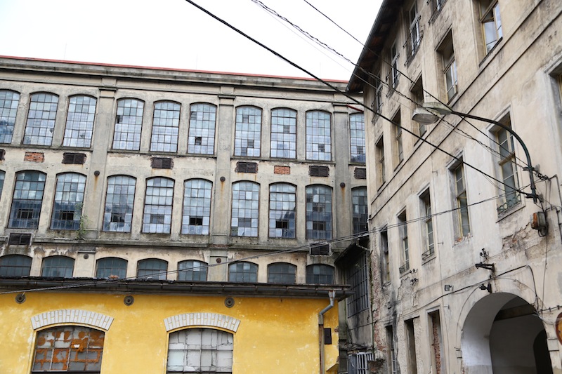 Kancelář firmy Offroadsafari vzniká v bývalém válečném krytu.