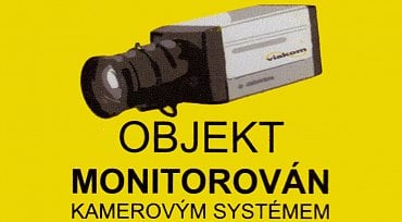 Některé objekty upozorňují na svůj kamerový systém podobnou samolepkou.
