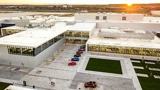 Náhledový obrázek - Jaguar Land Rover dnes oficiálně otevřel na Slovensku svou továrnu. Vyrábí zde Discovery