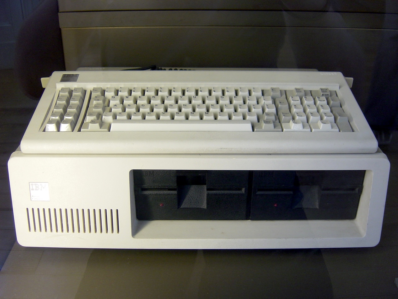 IBM PC 5150 se dvěma disketovými mechanikami a klávesnicí položenou na skříni.