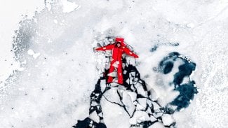 žena v zamrzlé vodě