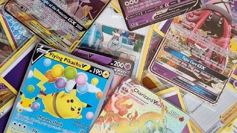 Náhledový obrázek - Duhový Charizard stojí až šest tisíc korun, říká majitel e-shopu s Pokémon kartami