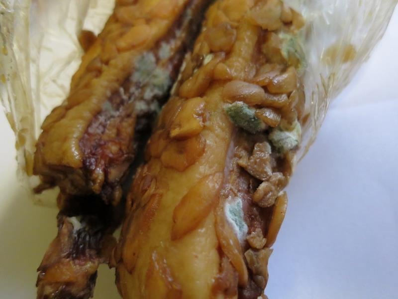 57 nálezů v kategorii nebezpečných potravin. Veronika Rýcová, Hospoda u tygra a Potraviny, Kroměříž, Česnekové pirožky. Na povrchu výrobku se vyskytovaly plísně bílé a zelené barvy. Výrobek zapáchal po kažení a měl neznámé datum použitelnosti.