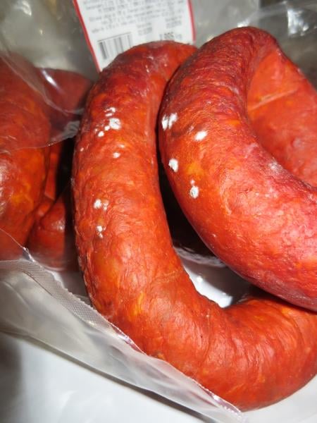 57 nálezů v kategorii nebezpečných potravin. Veronika Rýcová, Hospoda u tygra a Potraviny, Kroměříž, Uherský kabanos. Na povrchu výrobku se vyskytovaly plísně bílé a zelené barvy. Výrobek zapáchal po kažení. Potravina měla neznámé datum použitelnosti.