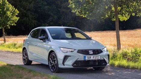Dlouhatánský nos na předražené elektromobily. Letitý Seat jezdí 220 km/h, je prostorný, pohodlný a stačí mu patnáctistovka