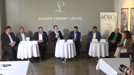 Panelová diskuze k problematice bydlení. Screenshot z videa ČTK. Praha, 24. 9. 2019. Zleva: Jiří Šedivý, Pavel Jirák, Jan Jeníček, Petr Teplý, Martin Slaný, Martin Kroh, Radim Mařík, moderátorka diskuze.