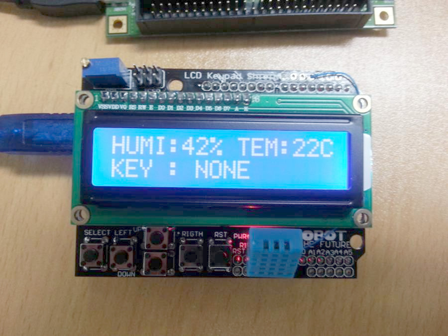 Mezi příslušenstvím je i tento shield s displejem a tlačítky.