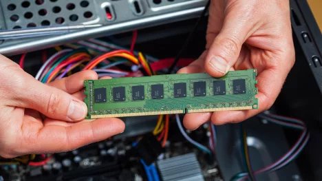 Nedostatek RAM potrvá minimálně do roku 2028, ceny dál porostou