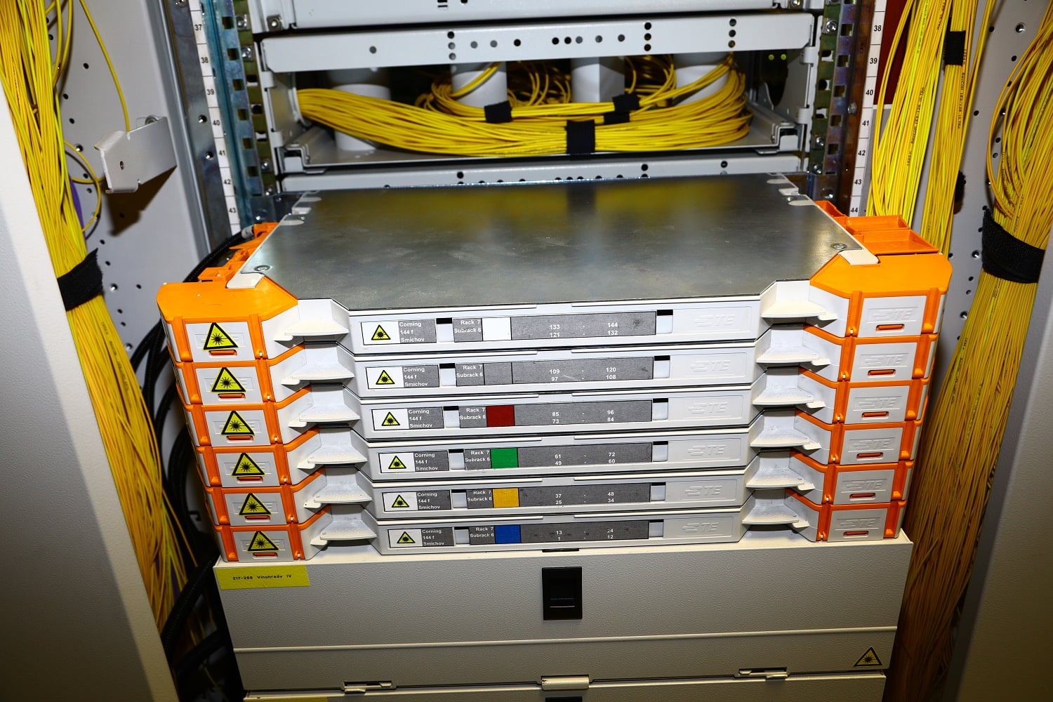 V nuselském headendu najdete na jednom místě starší i úplně nové technologie.