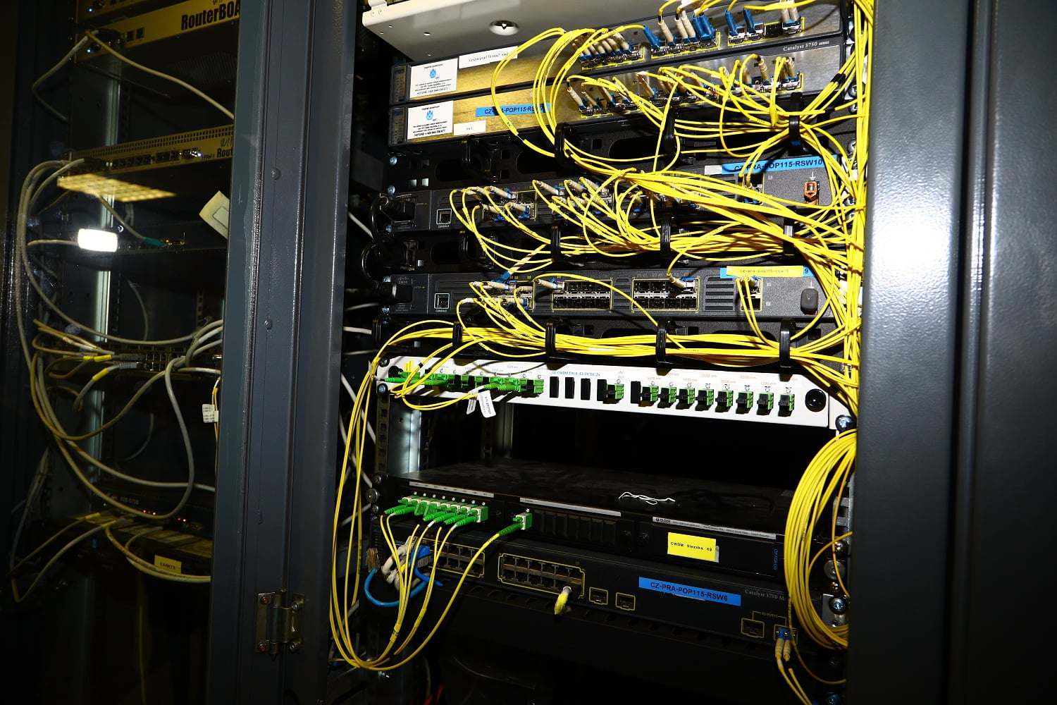 Srdce UPC v Praze. Takhle vypadá headend a dohledové centrum