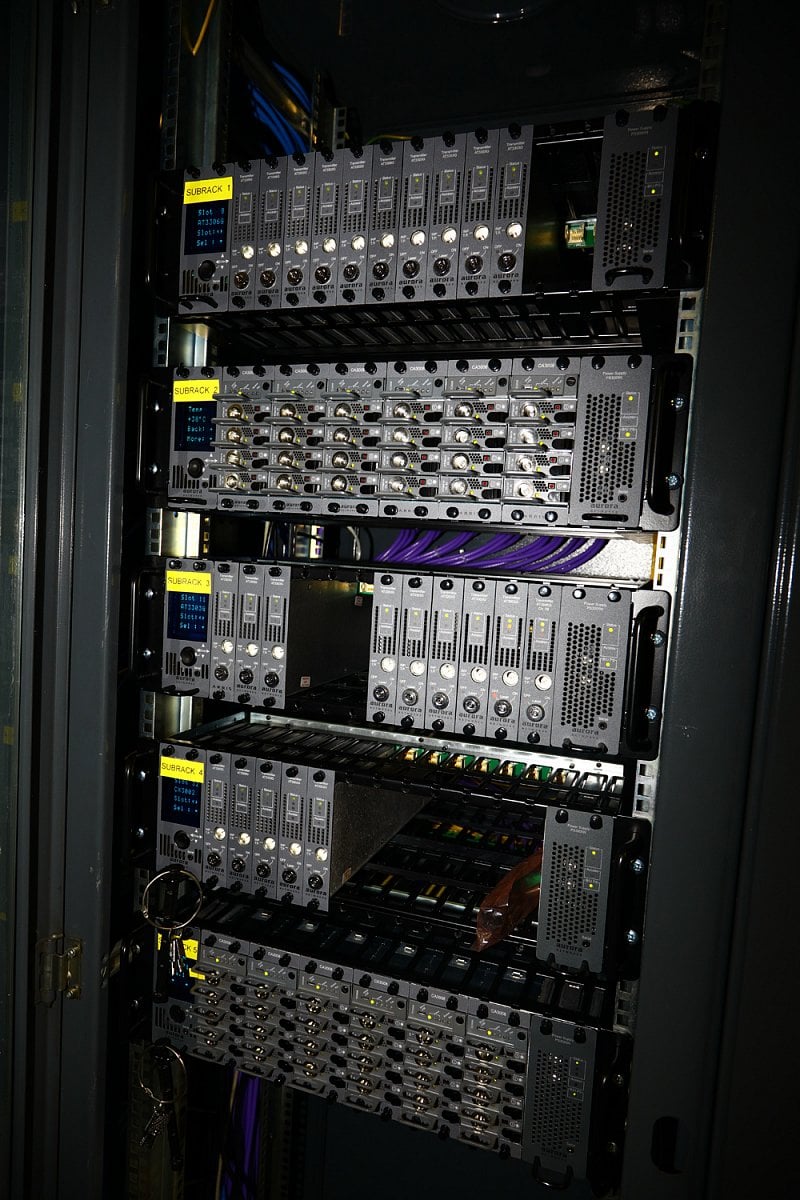 Tady to opravdu všechno vzniká - televize, hlas i internet.