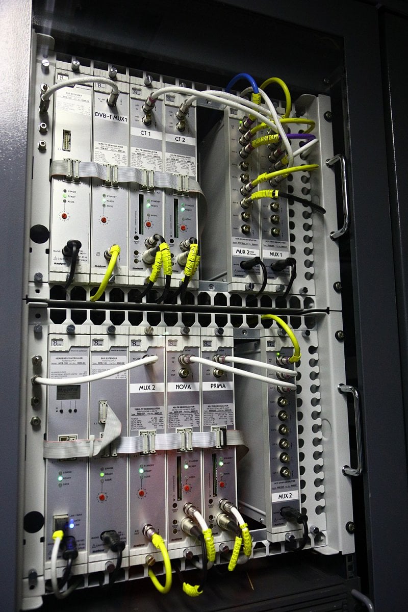 Když nebylo všechno propojené optickými sítěmi, měla UPC v jednotlivých městech satelitní antény, ze kterých se televizní signál rozváděl koaxiálními sítěmi.