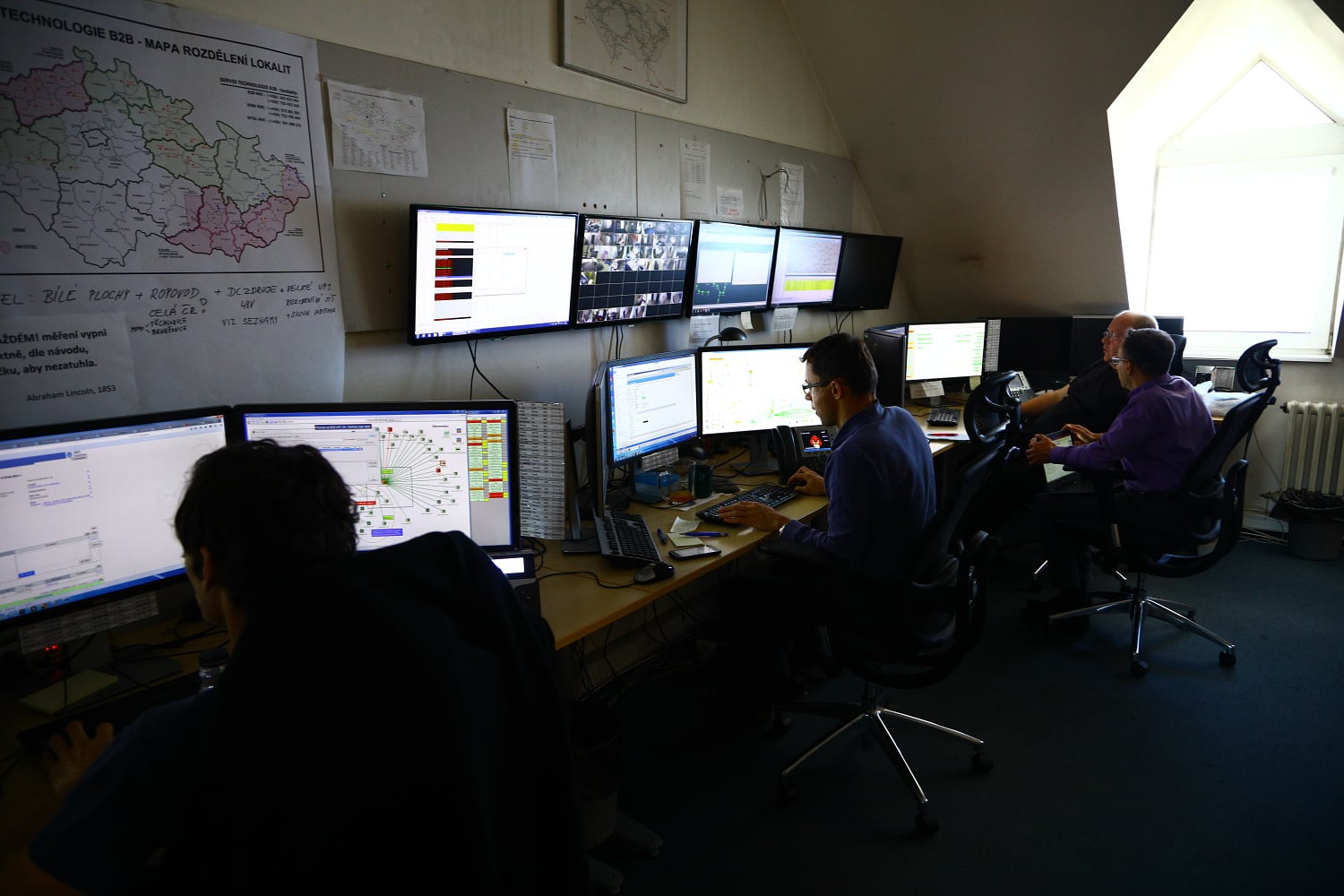 Skok o několik pater výše, do dohledového centra.