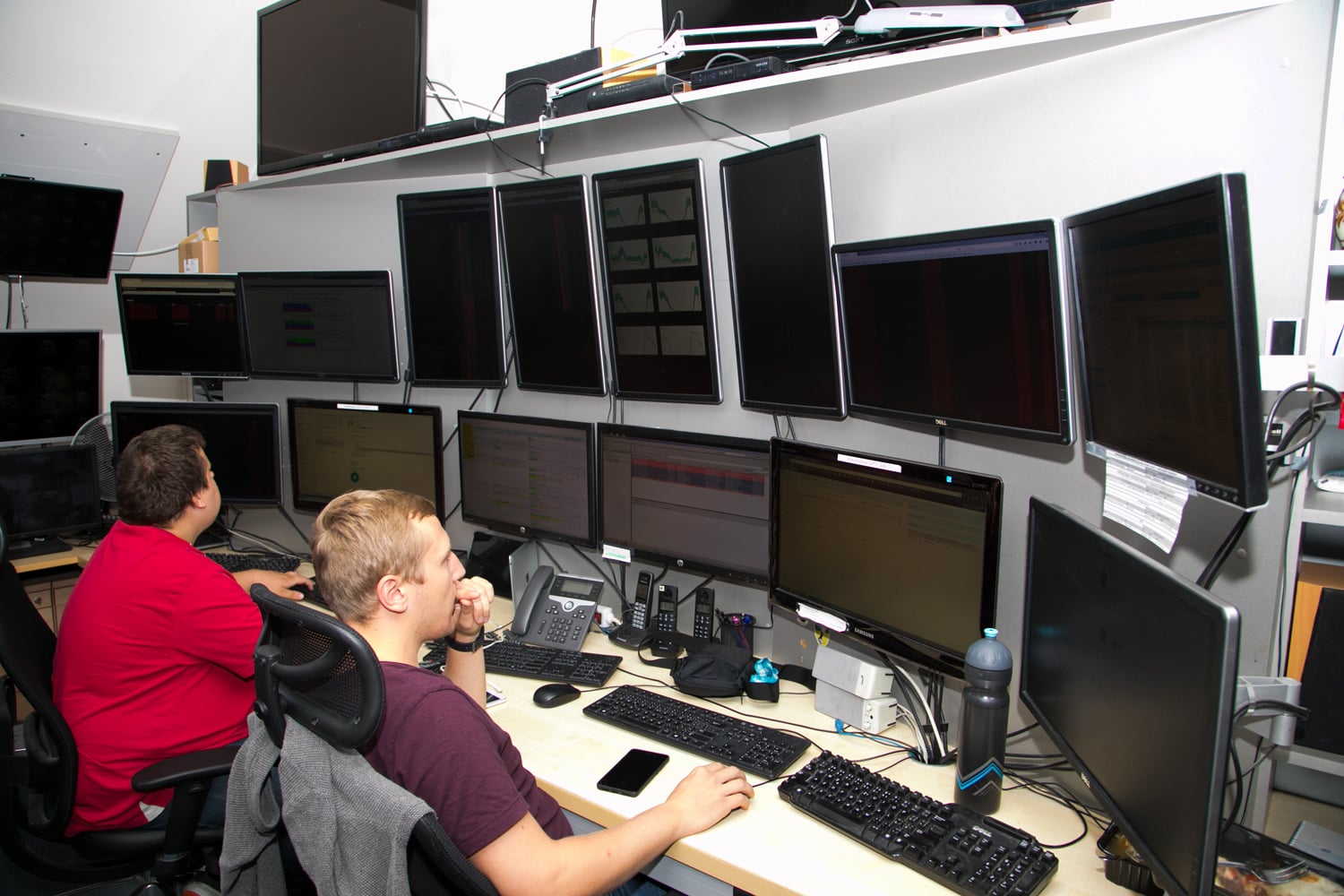 V opačné části místnosti sídlí dohledové centrum pro rezidentní zákazníky.