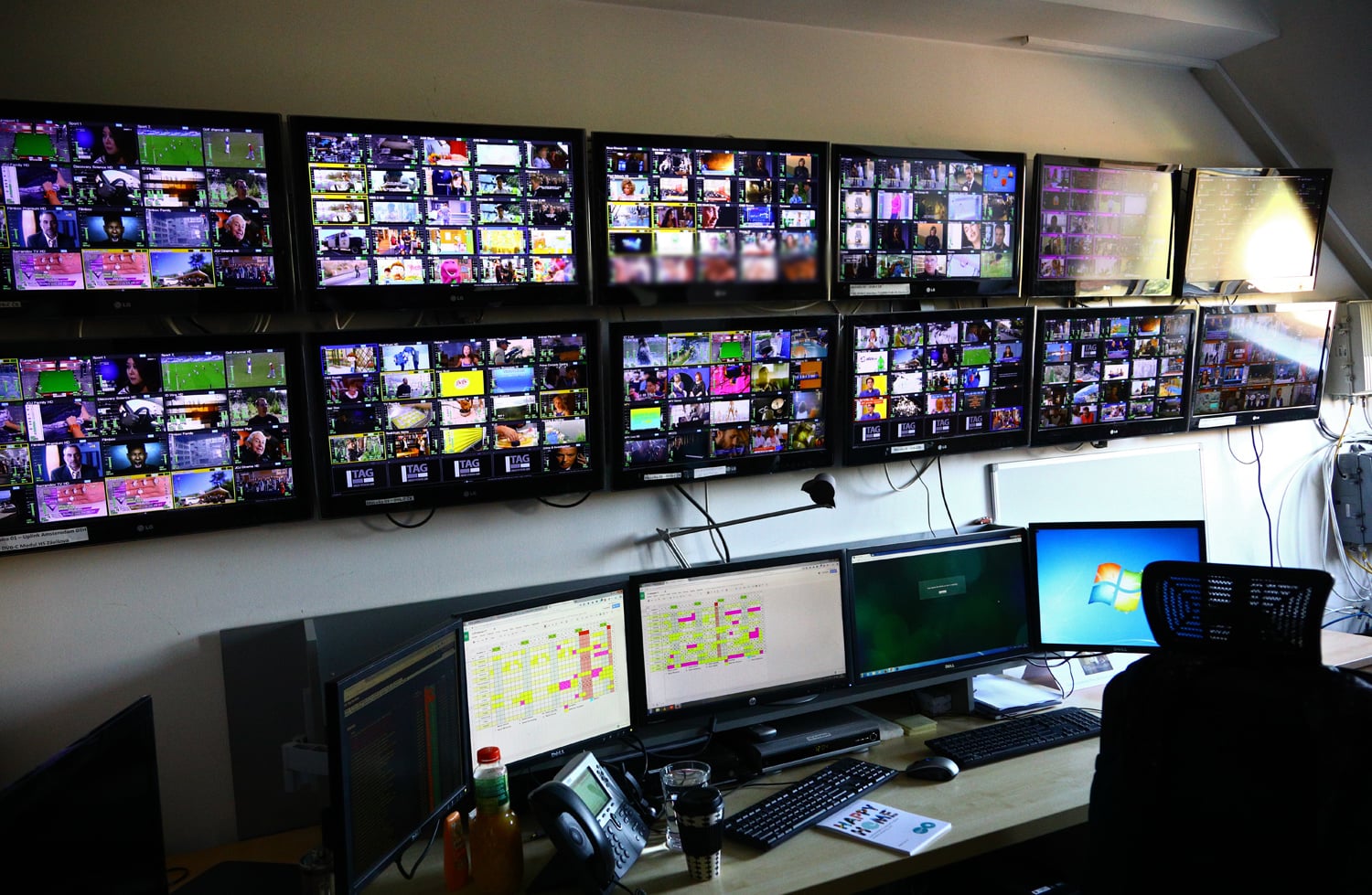 Monitoruje se tu propustnost sítě i to, jestli běží všechny televizní kanály. (Ano, i ty pro dospělé, pokud se divíte několika redakčně rozmazaným obrazovkám na fotce ;)).