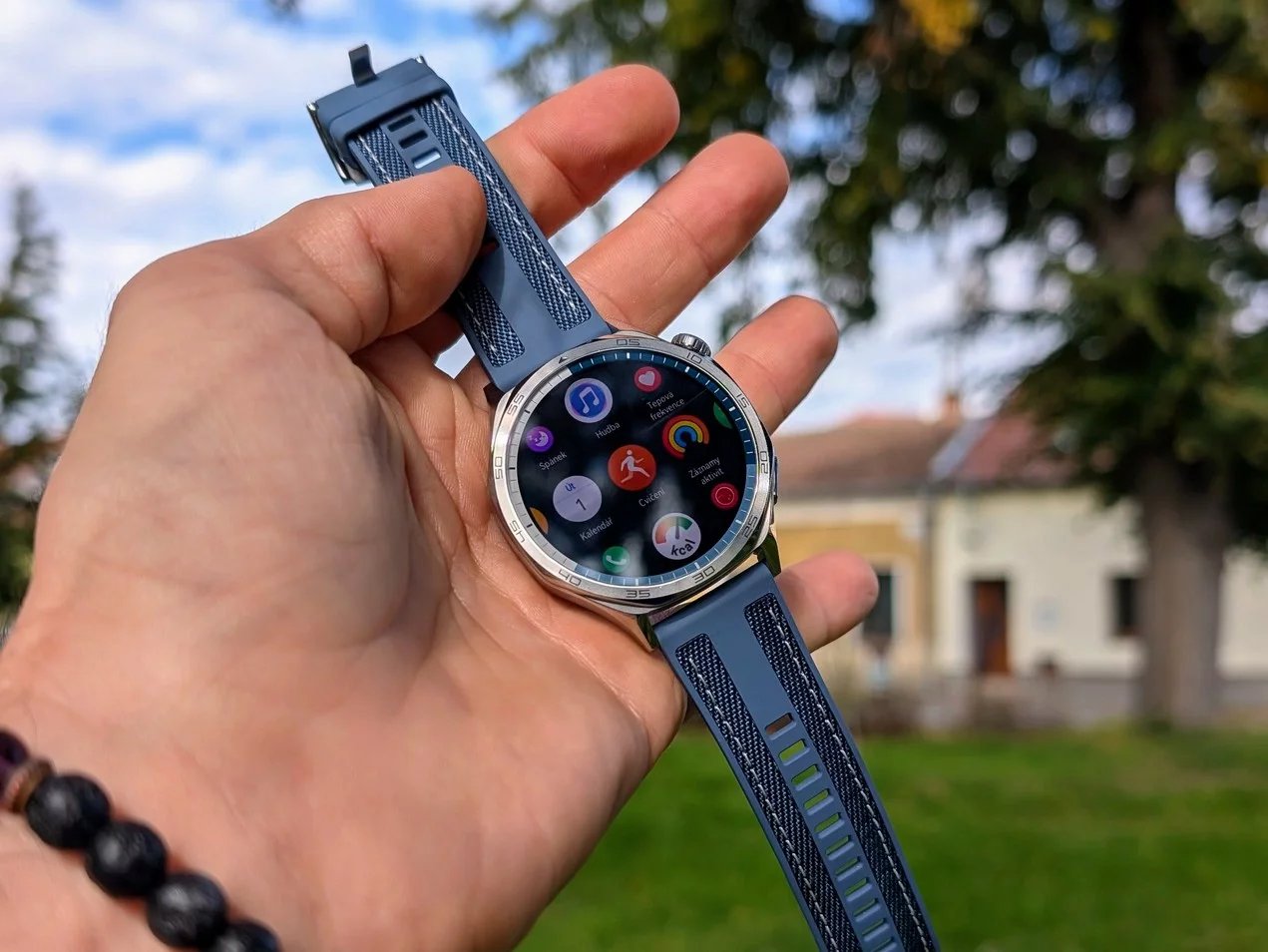 Pro vstup do menu aplikací stačí stisknout otočné tlačítko