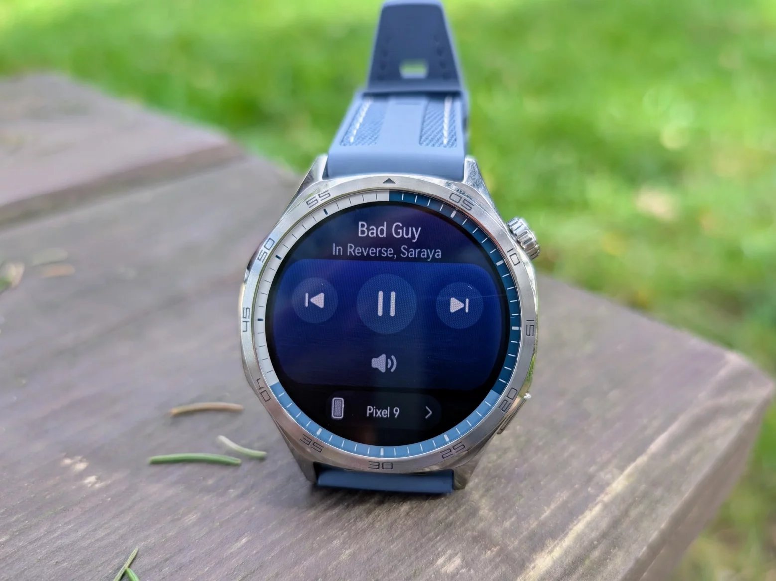 Nechybí funkce ovládání hudby přehrávané na telefonu