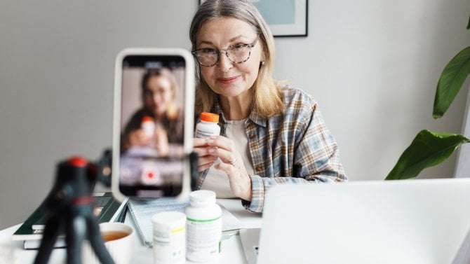Žena natáčí na internet doplňky stravy a léky