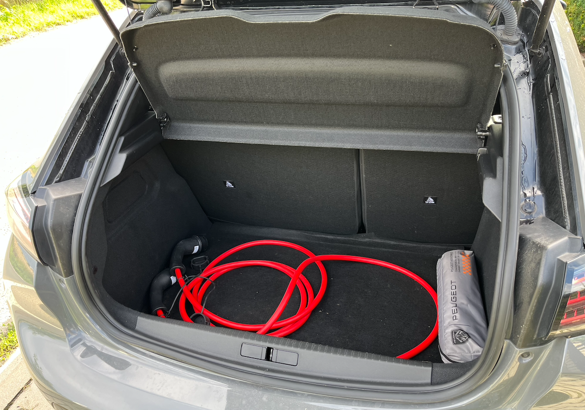 Peugeot e-208 má jenom relativně malý kufr.