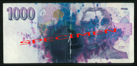 Obarvená bankovka může  spadat dle míry poškození do skupiny běžně poškozených bankovek nebo do skupiny nestandardně poškozených bankovek. Když je barva neprůhledná, zakrývá obrazec bankovky a ztěžuje identifikaci ochranných prvků, jde o nestandardně poškozenou bankovku. Česká národní banka zadrží takovou bankovku bez náhrady. Ostatní subjekty mohou takovou bankovku odmítnout.