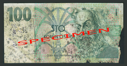 Jde o zetlelou bankovku, která bez ohledu na rozsah poškození spadá vždy do skupiny nestandardně poškozených bankovek. Všichni podnikatelé i zákazníci ji mohou odmítnout. Česká národní banka zadrží takovou bankovku bez náhrady.