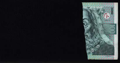 Necelá bankovka může spadat do skupiny běžně poškozených bankovek nebo do skupiny nestandardně poškozených bankovek. Za necelou bankovku, jejíž plocha je menší než 50 % plochy bankovky, nenáleží náhrada. Fyzická osoba (s výjimkou směnárníka) může přijetí takové bankovky odmítnout. Právnická osoba může přijetí necelé bankovky odmítnout.