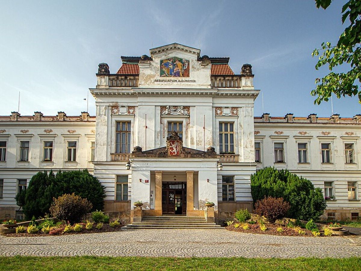 Hlavní administrativní budova u vstupního areálu Psychiatrické nemocnice Bohnice