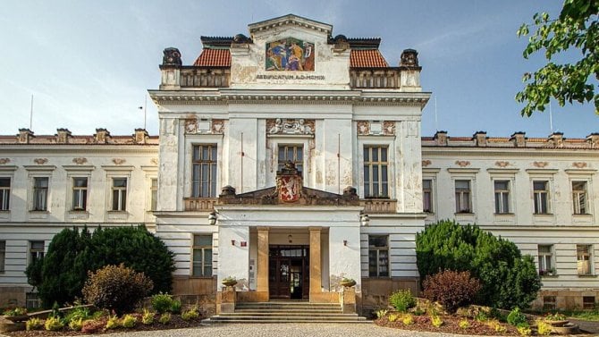 Hlavní administrativní budova u vstupního areálu Psychiatrické nemocnice Bohnice
