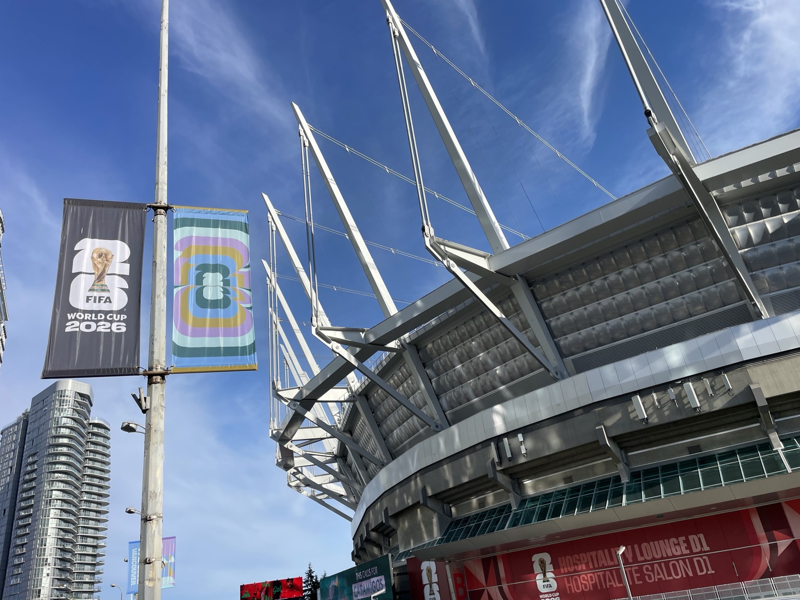 Vancouver před startem mistrovství světa: návštěvníky turnaje vítá banner před stadionem BC Place, jedním z dějišť letošního šampionátu.