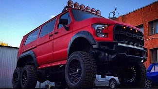 Náhledový obrázek - Ruští úpravci zkřížili starý minibus a Ford Raptor. Výsledkem je ohromující šestikolka