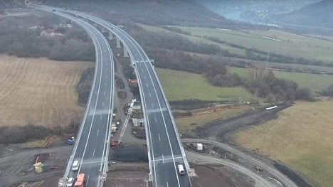 Náhledový obrázek - Poslední úsek D8 se otevřel s omezením. Sobotka nevyloučil jeho uzavření