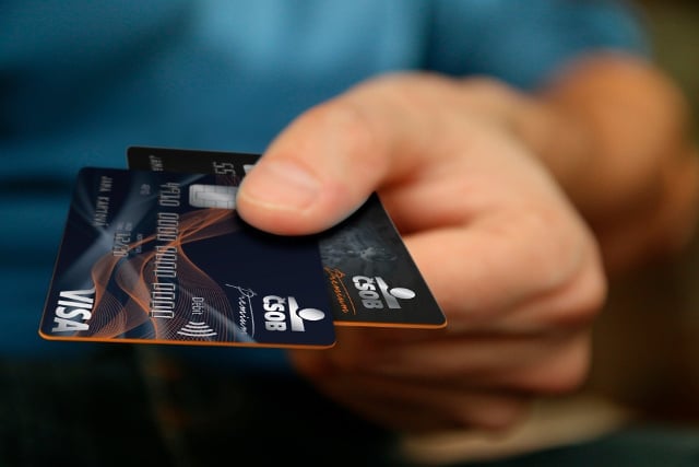 Karty z programu ČSOB Premium jsou určené pro affluentní (majetnější) klienty. „Obě karty jsou unikátní designem s matnou povrchovou úpravou pro prémiový vzhled a efektem barevné hrany, který jsme použili na karty vůbec poprvé. Hrana je u obou karet oranžová, ladí s designy karet a je to také jedna z hlavních barev,“ říká Patrik Madle, mluvčí ČSOB.