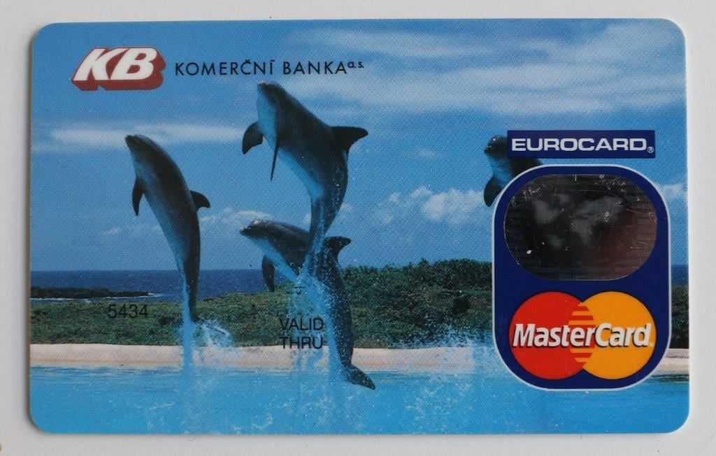 Delfíny na kartě si většina z vás nejspíš spojí s mBank, Komerční banka je ale měla na kartách už v devadesátých letech. Šlo o první osobní karty vydávané Komerční bankou. „Jednalo se o unikátní nabídku tzv. souboru karet InterCard určené skupině klientů, kteří často cestovali do různých částí světa, kde tehdy byly odlišné podmínky akceptace karet společností VISA a bývalé Eurocard/MasterCard,“ říká Michal Teubner, mluvčí Komerční banky.
