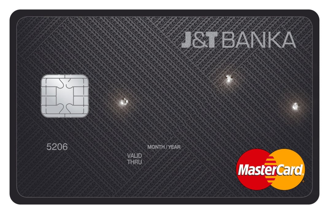 Pojďme na chvíli pryč od historických milníků. Na řadě je opravdový unikát. Jde o kartu MasterCard Black Crystal posetou pravými krystaly Swarovski Elements. J&T Banka s ní přišla v roce 2012 a kromě unikátního designu lákala třeba na VIP Servis na pražském letišti, díky kterému mohl majitel karty přijet limuzínou až k letadlu.