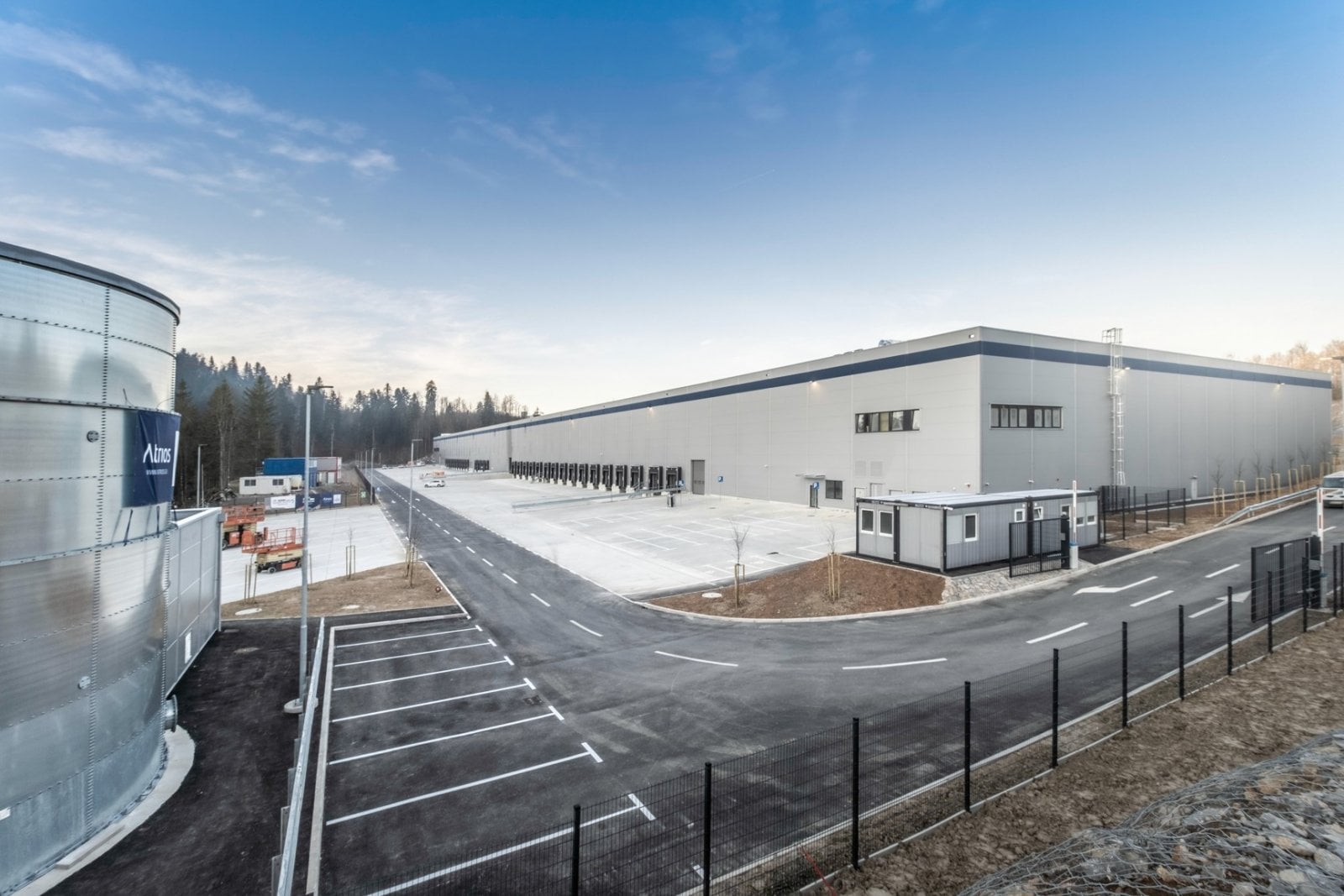 Hala v logistickém areálu LOGspot Logatec u Lublaně