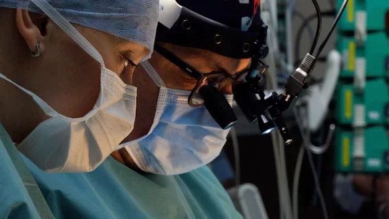 Operace, při níž nejprve odebrali a následně transplantovali pět orgánů společně s břišní stěnou, trvala chirurgickému týmu 15 hodin.
