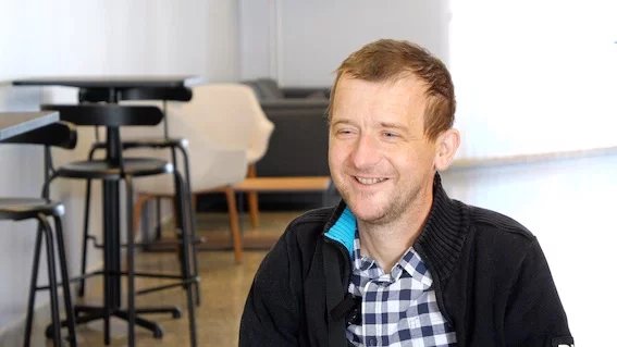 Pacient dostává účinnou imunosupresivní léčbu, která má zabránit odhojení transplantovaných orgánů, zároveň je ale vysoce citlivý k infekčním komplikacím.